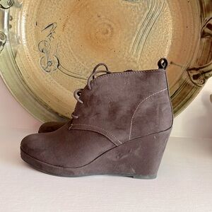 Like new Women's brown sDV wedge booties